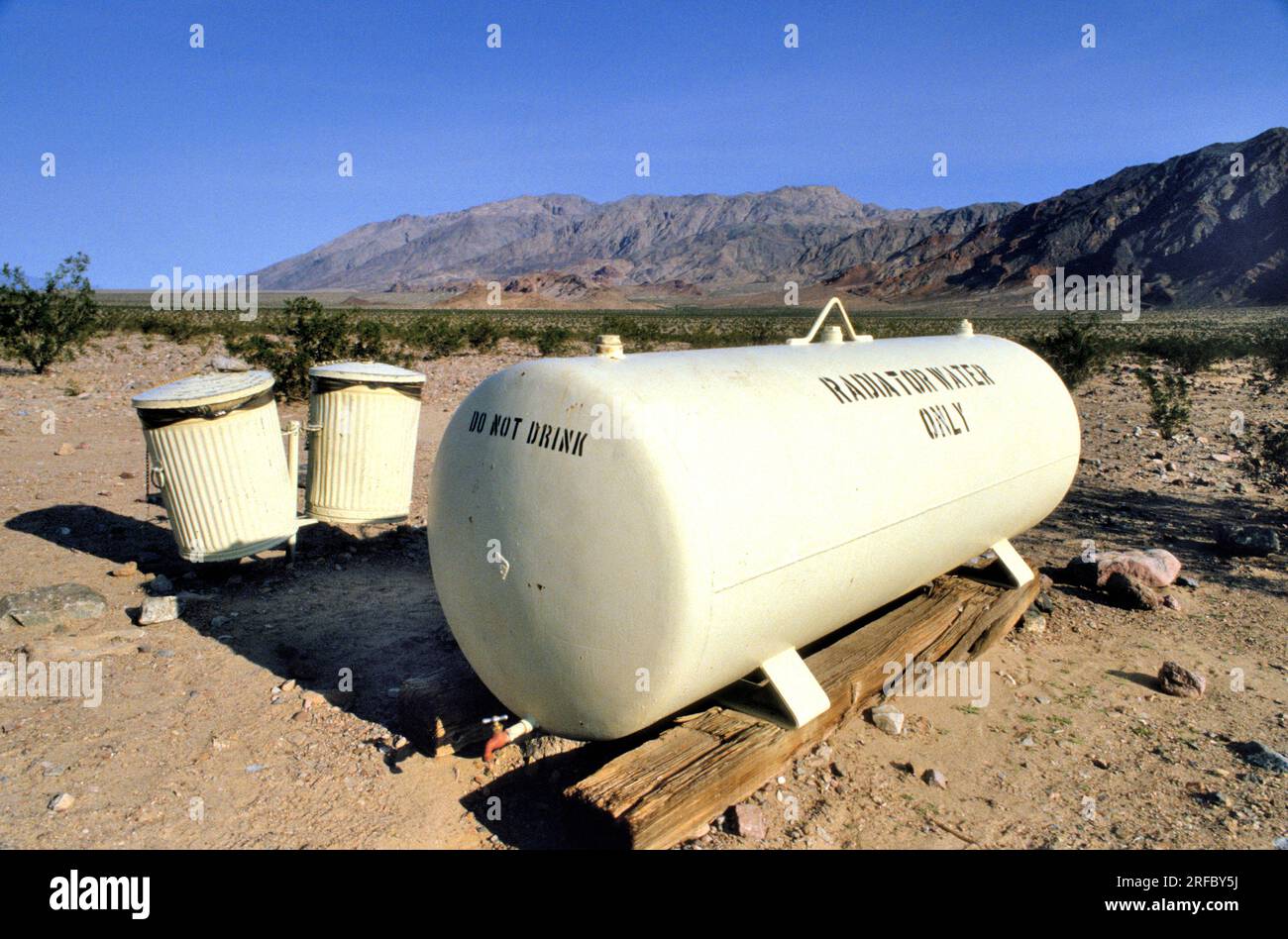 Réservoirs avec eau de radiateur dans le désert de Death Valley, Californie, USA Banque D'Images