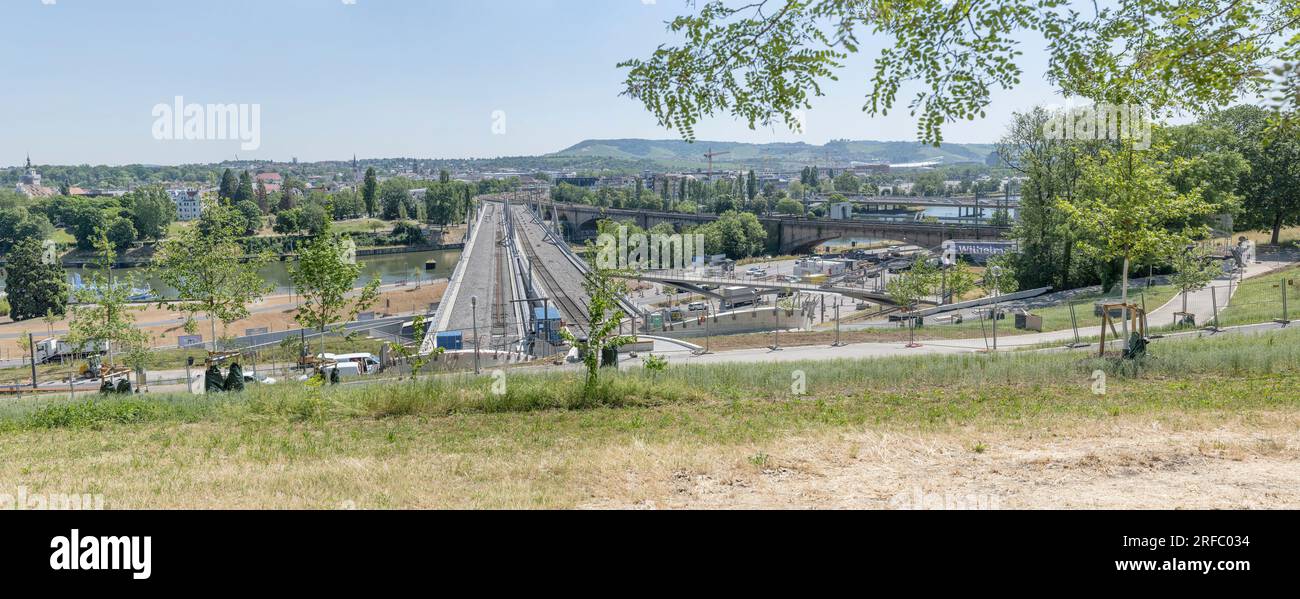 Stuggart, 2023 juin 13 ; paysage urbain avec travaux en cours d'un nouveau pont ferroviaire au-dessus de la rivière Neckar ; tourné sous une lumière d'été brillante le 13 juin 2023 à Stu Banque D'Images