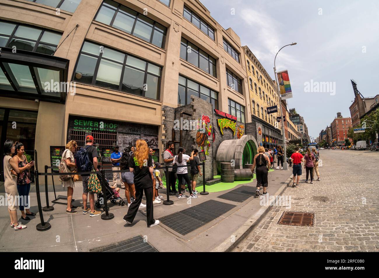 Les fans du film ÒTeenage mutant Ninja Turtles : mutant MayhemÓ font la queue pour participer à une activation expérientielle de la marque dans le Meatpacking District à New York le mardi 25 juillet 2023. Le film devrait sortir en salles le 2 août. (© Richard B. Levine) Banque D'Images