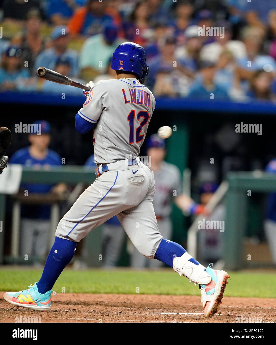 01 AOÛT 2023 : Francisco Lindor (12 ans), court-circuit des mets de New York, est frappé par un terrain lors de la 8e manche au Kauffman Stadium Kansas City, Missouri. Jon Robichaud/CSM. Banque D'Images