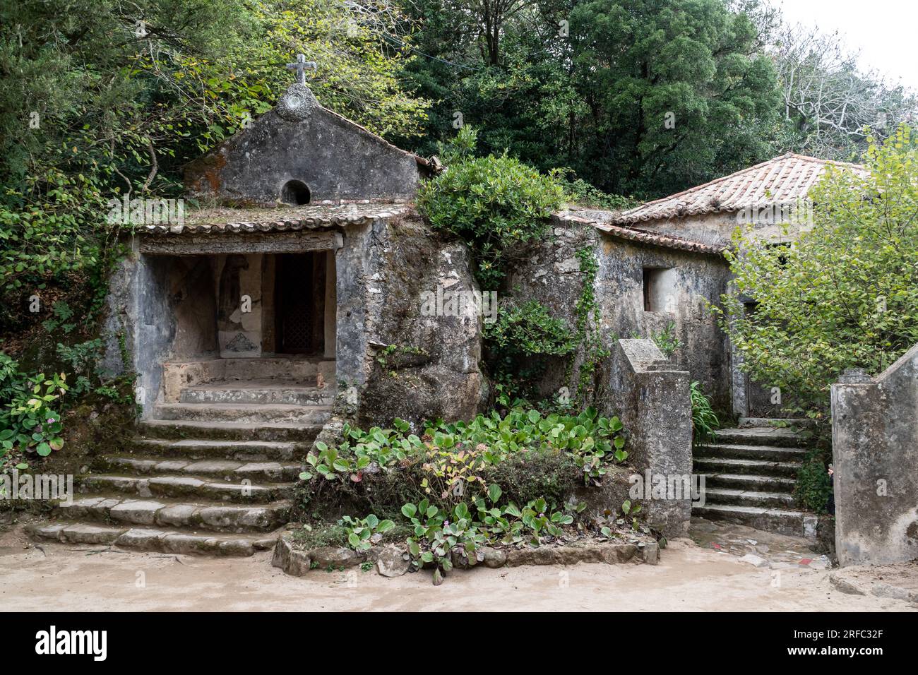 Abandonné et vide Convento dos Capuchos médiéval dans le parc national de la Serra de Sintra, Portugal. Portugal et Sintra destinations de voyage. Banque D'Images