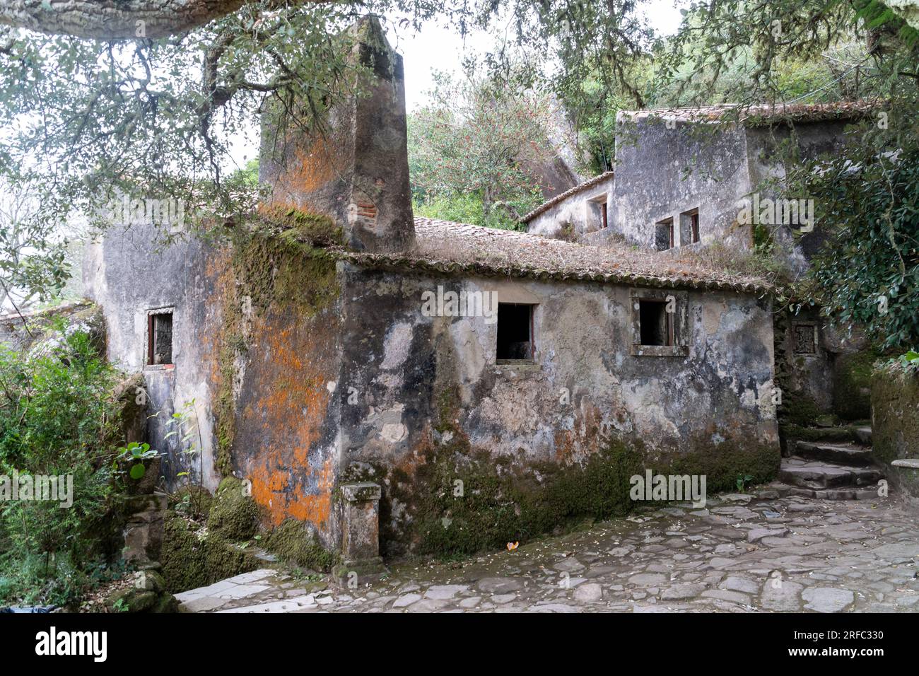 Abandonné et vide Convento dos Capuchos médiéval dans le parc national de la Serra de Sintra, Portugal. Portugal et Sintra destinations de voyage. Banque D'Images