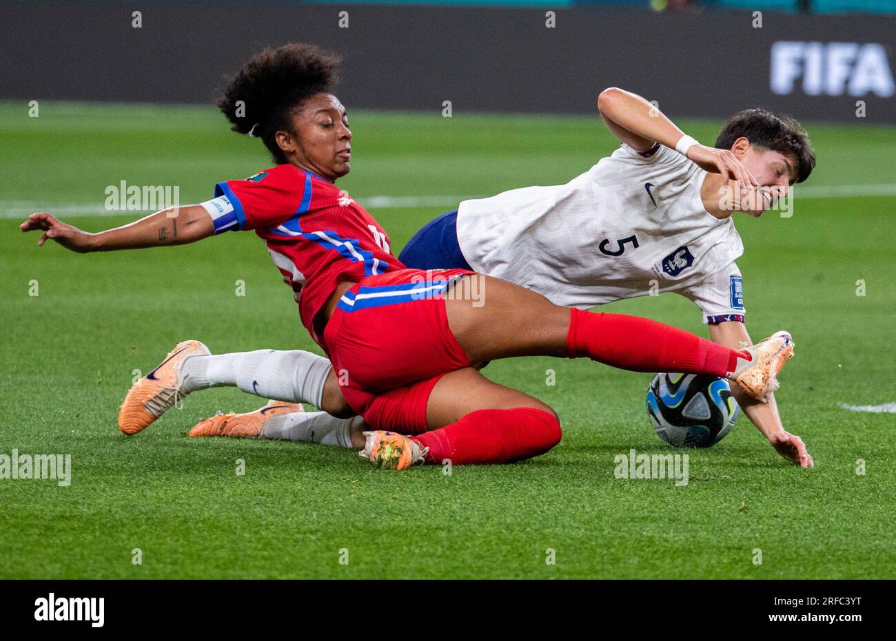 Sydney, Australie. 2 août 2023. Marta Cox (G), de Panama, défie Elisa de Almeida, de France, lors du match du groupe F entre le Panama et la France à la coupe du monde féminine de la FIFA 2023 à Sydney, Australie, le 2 août 2023. Crédit : Hu Jingchen/Xinhua/Alamy Live News Banque D'Images Sydney, Australie. 2 août 2023. Marta Cox (G), de Panama, défie Elisa de Almeida, de France, lors du match du groupe F entre le Panama et la France à la coupe du monde féminine de la FIFA 2023 à Sydney, Australie, le 2 août 2023. Crédit : Hu Jingchen/Xinhua/Alamy Live News Banque D'Images