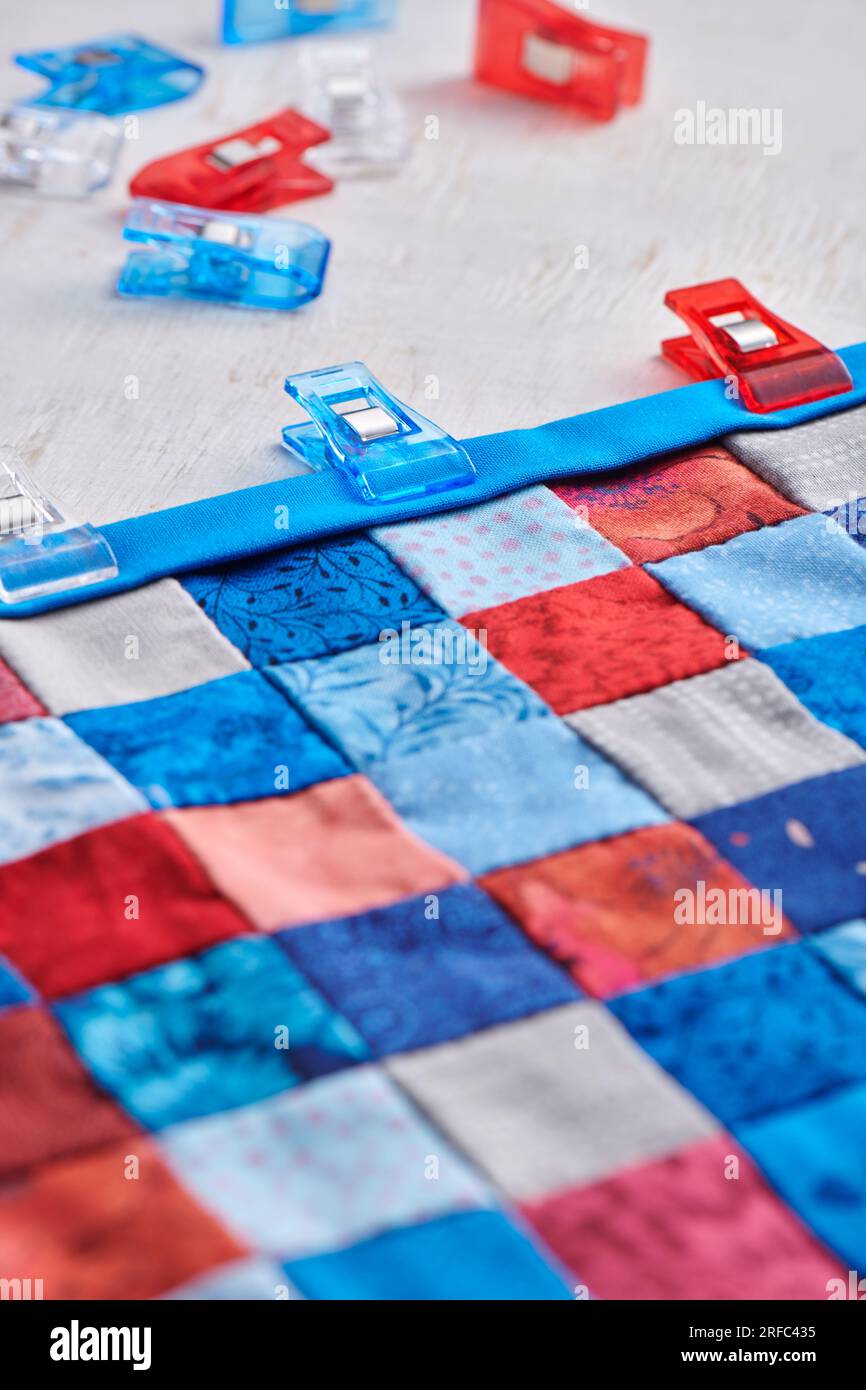 Fabrication de la reliure de courtepointe par la teinte de la couture des  pinces de courtepointe Photo Stock - Alamy