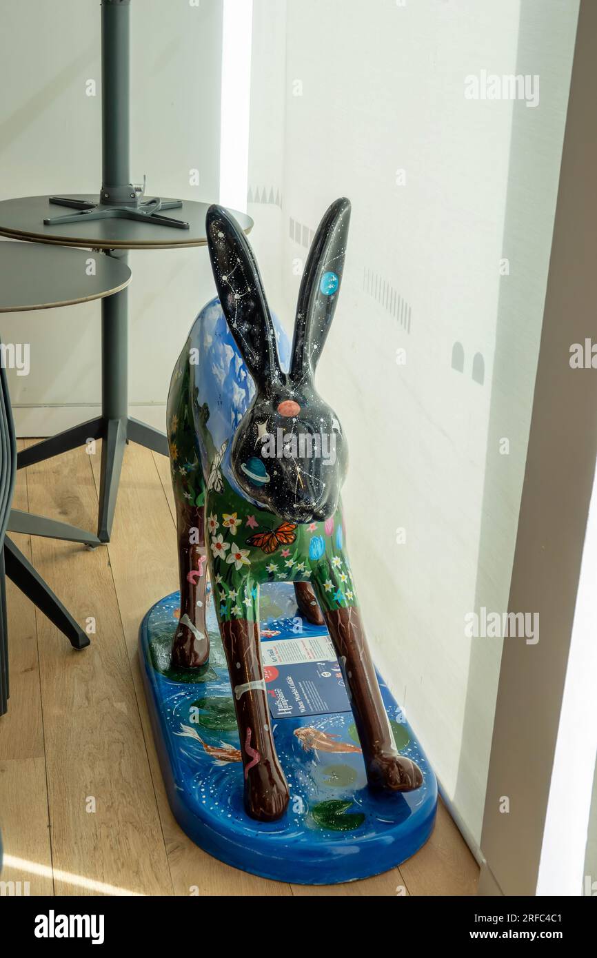 Hares of Hampshire Art Trail Winchester Angleterre 2022, quand les mondes se heurtent Hare par Kings Worthy Primary School à l'ARC Banque D'Images
