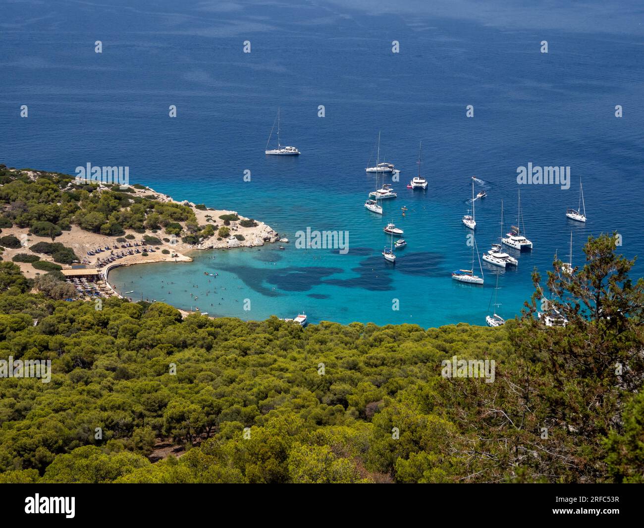 Vue aérienne d'une île avec de l'eau turquoise propre. Une baie naturelle avec des yachts de luxe et des voiliers. Banque D'Images