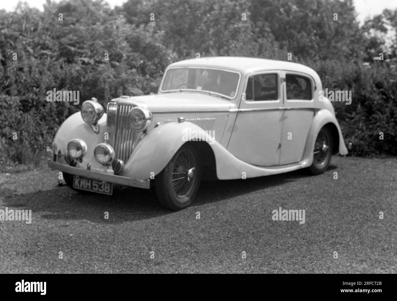 Années 1950, historique, grande berline de luxe de l'époque, avec roues à rayons, plaque d'immatriculation KMH 538, Angleterre, Royaume-Uni Banque D'Images