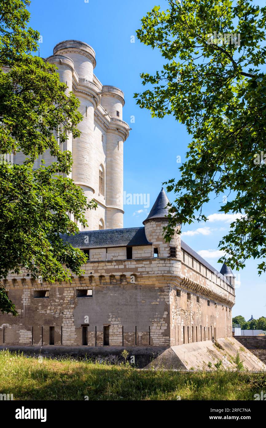 Donjon du château de Vincennes, forteresse médiévale et résidence royale construite à l'extrémité est de Paris. Banque D'Images Donjon du château de Vincennes, forteresse médiévale et résidence royale construite à l'extrémité est de Paris. Banque D'Images