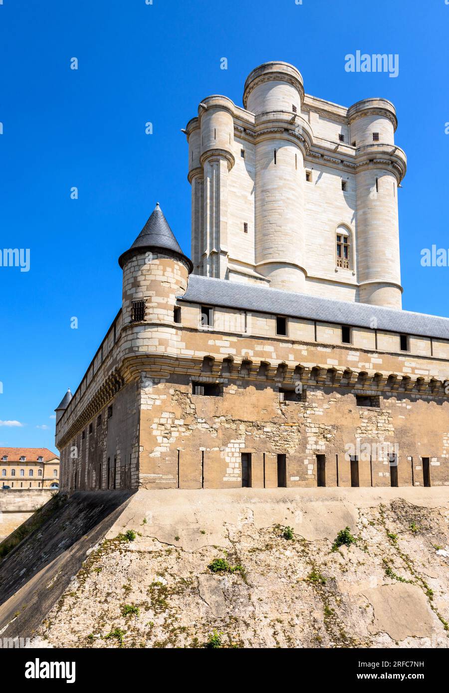 Vue à angle bas du donjon du château de Vincennes, forteresse médiévale et résidence royale construite à l'extrémité est de Paris. Banque D'Images Vue à angle bas du donjon du château de Vincennes, forteresse médiévale et résidence royale construite à l'extrémité est de Paris. Banque D'Images