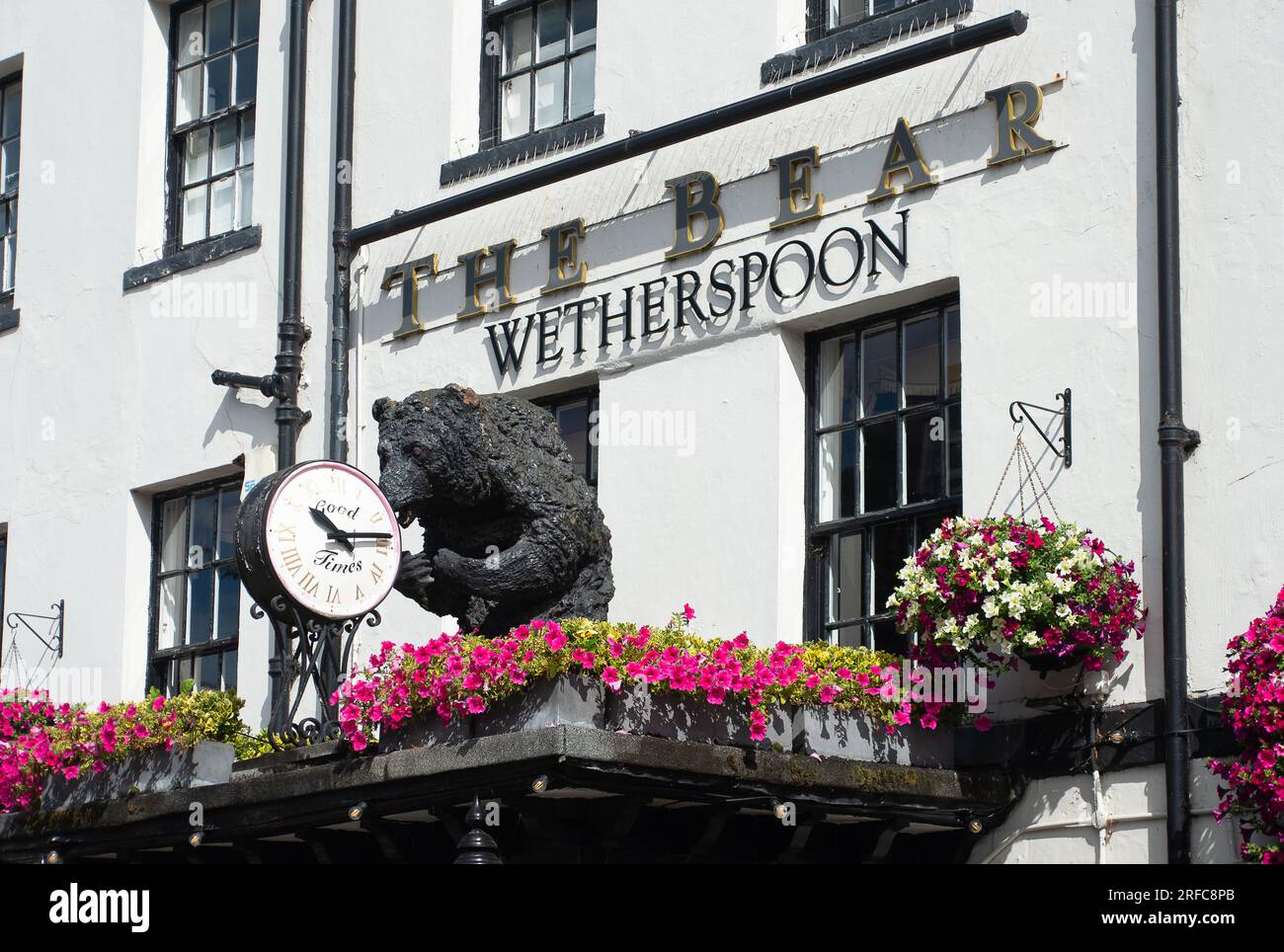 Maidenhead, Berkshire, Royaume-Uni. 2 août 2023. The Bear, un pub Wetherspoon à Maidenhead, Berkshire. La chaîne de pub Wetherspoon, a annoncé qu'ils allaient fermer 22 autres pubs à travers leur domaine, ayant déjà fermé 29 pubs cette année déjà. Crédit : Maureen McLean/Alamy Live News Banque D'Images