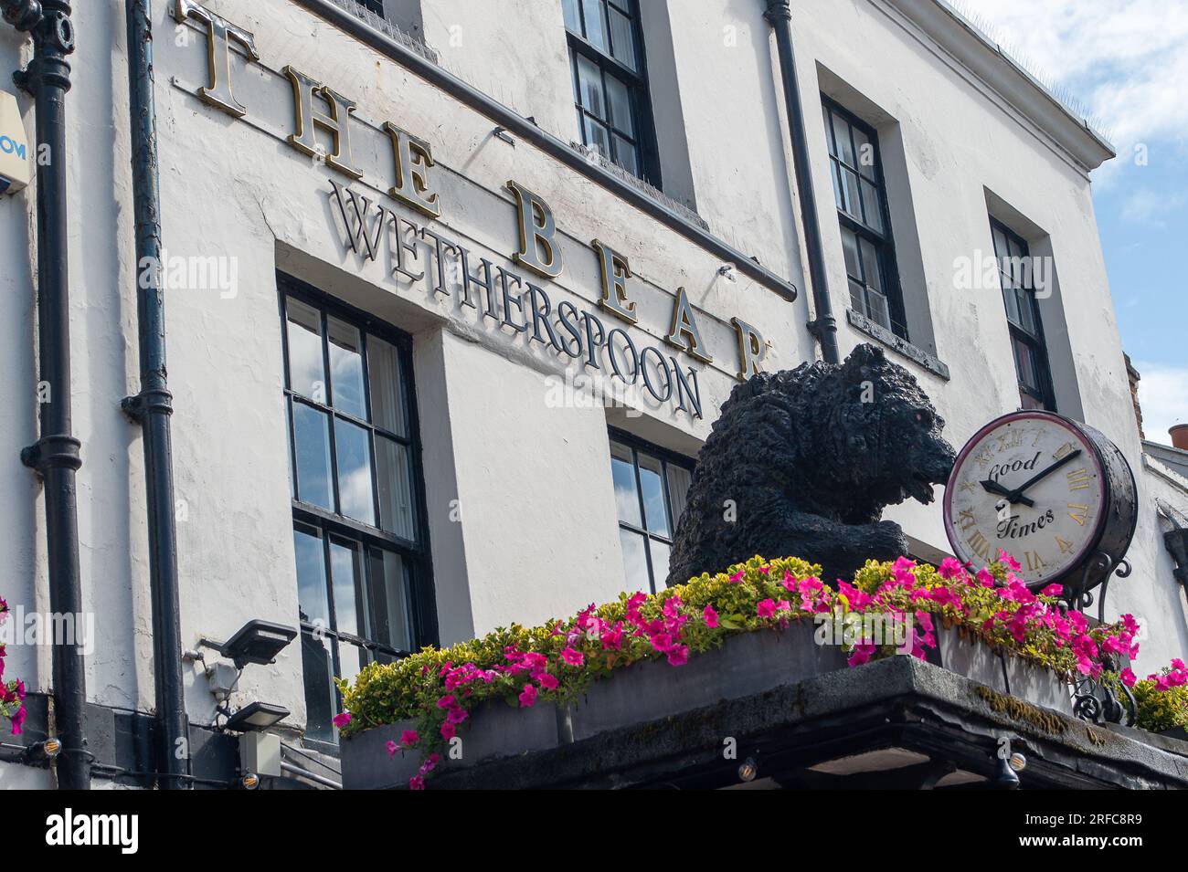 Maidenhead, Berkshire, Royaume-Uni. 2 août 2023. The Bear, un pub Wetherspoon à Maidenhead, Berkshire. La chaîne de pub Wetherspoon, a annoncé qu'ils allaient fermer 22 autres pubs à travers leur domaine, ayant déjà fermé 29 pubs cette année déjà. Crédit : Maureen McLean/Alamy Live News Banque D'Images