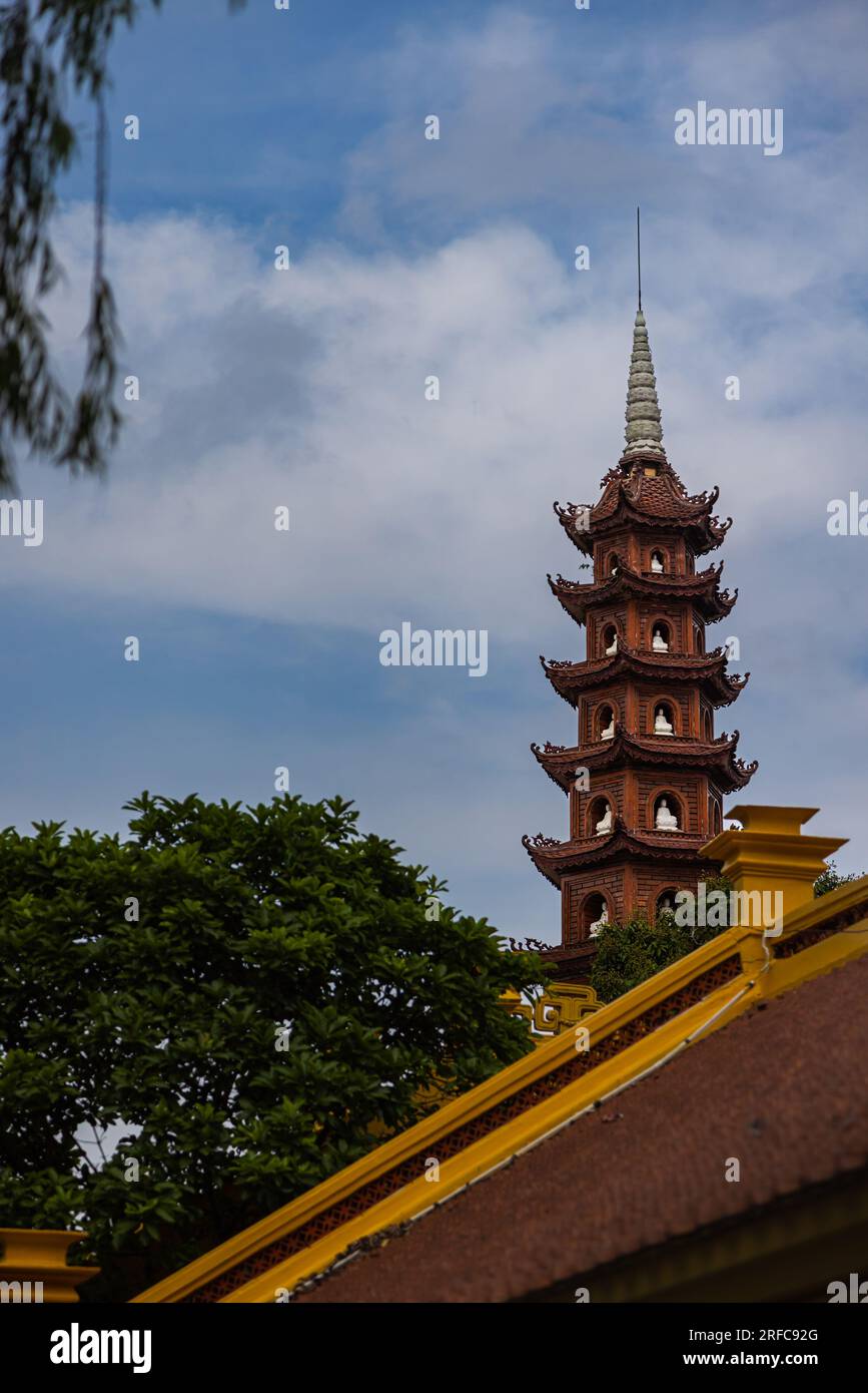 Hanoi, Vietnam - 28 mai 2023 : la pagode Tran Quoc, située sur une petite île du lac Ouest de Hanoi, est un ancien temple bouddhiste connu pour sa richesse Banque D'Images