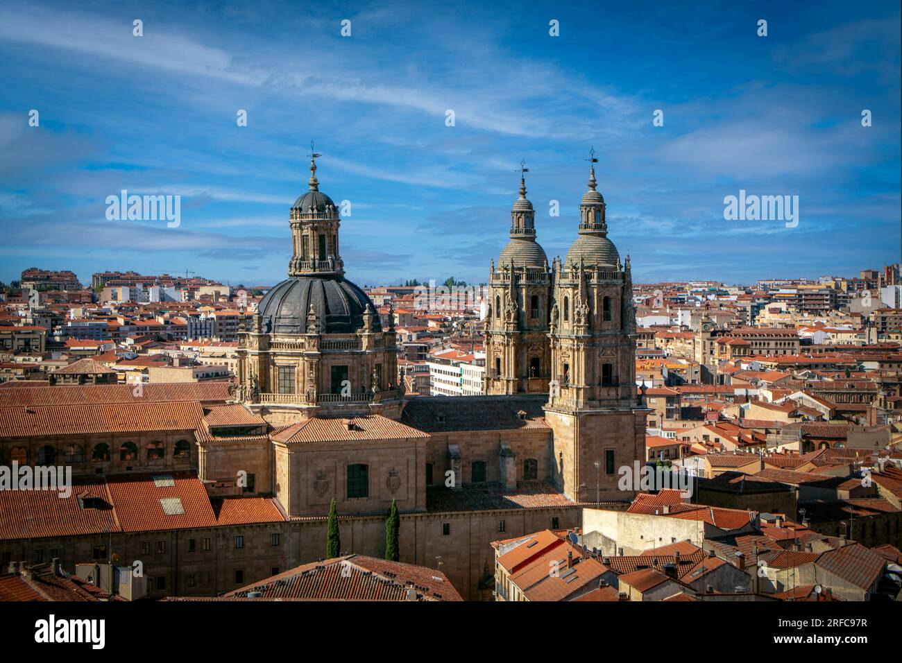 Vue sur la ville de Salamanque, Espagne, avec l'église de la Clerecia au premier plan avec ses hautes tours Banque D'Images