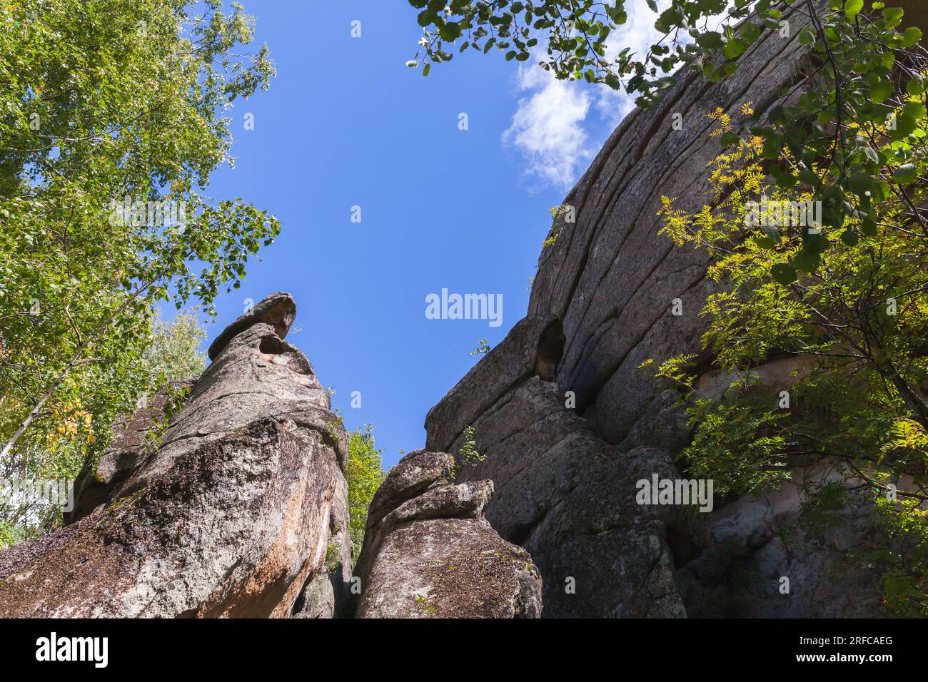 Roches du mont Tserkovka à Belokurikha, Altaï Krai, Russie. Photo de paysage d'été Banque D'Images