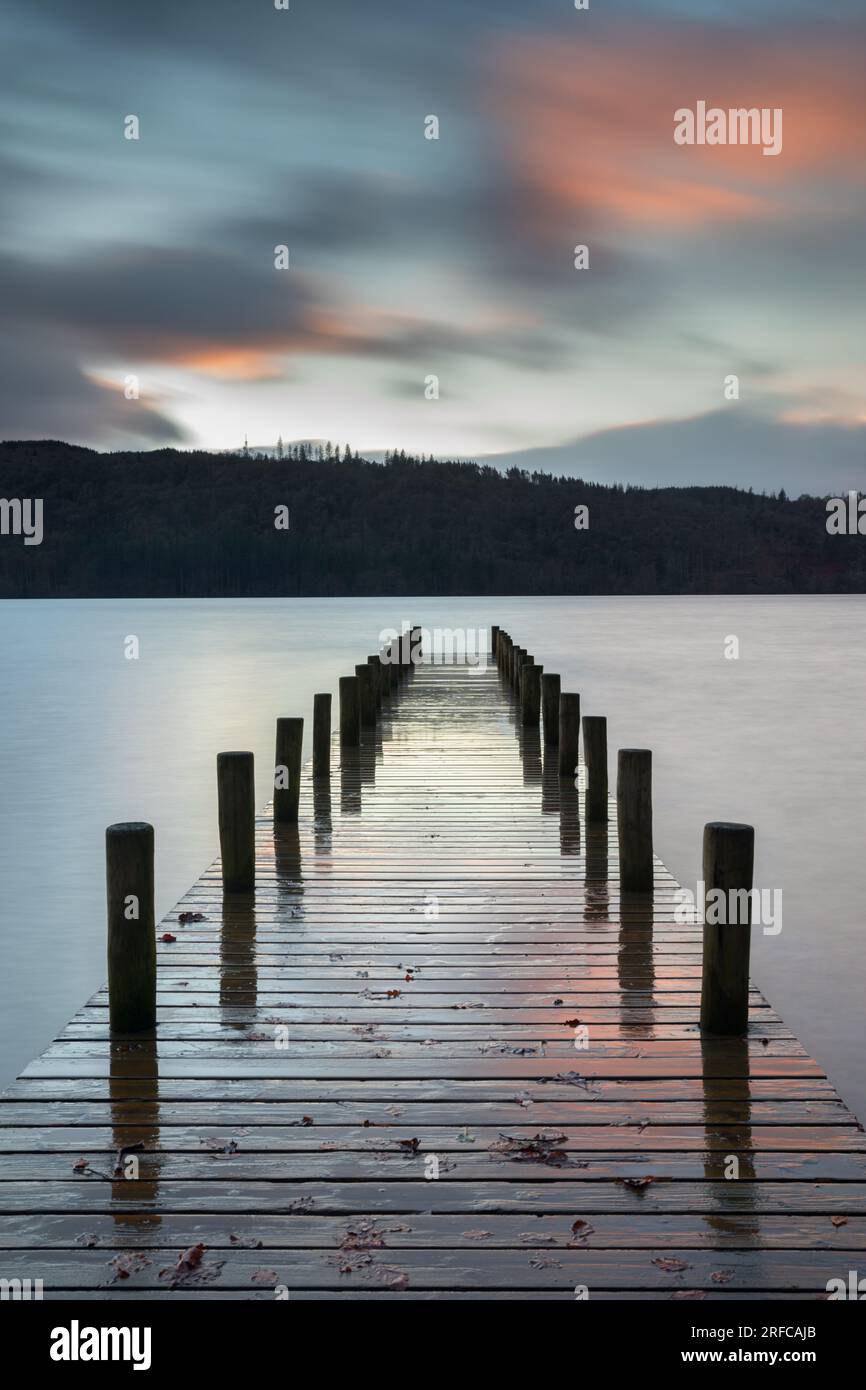 Jetée en bois à Millerground Lake Windermere, Cumbria, Royaume-Uni Banque D'Images