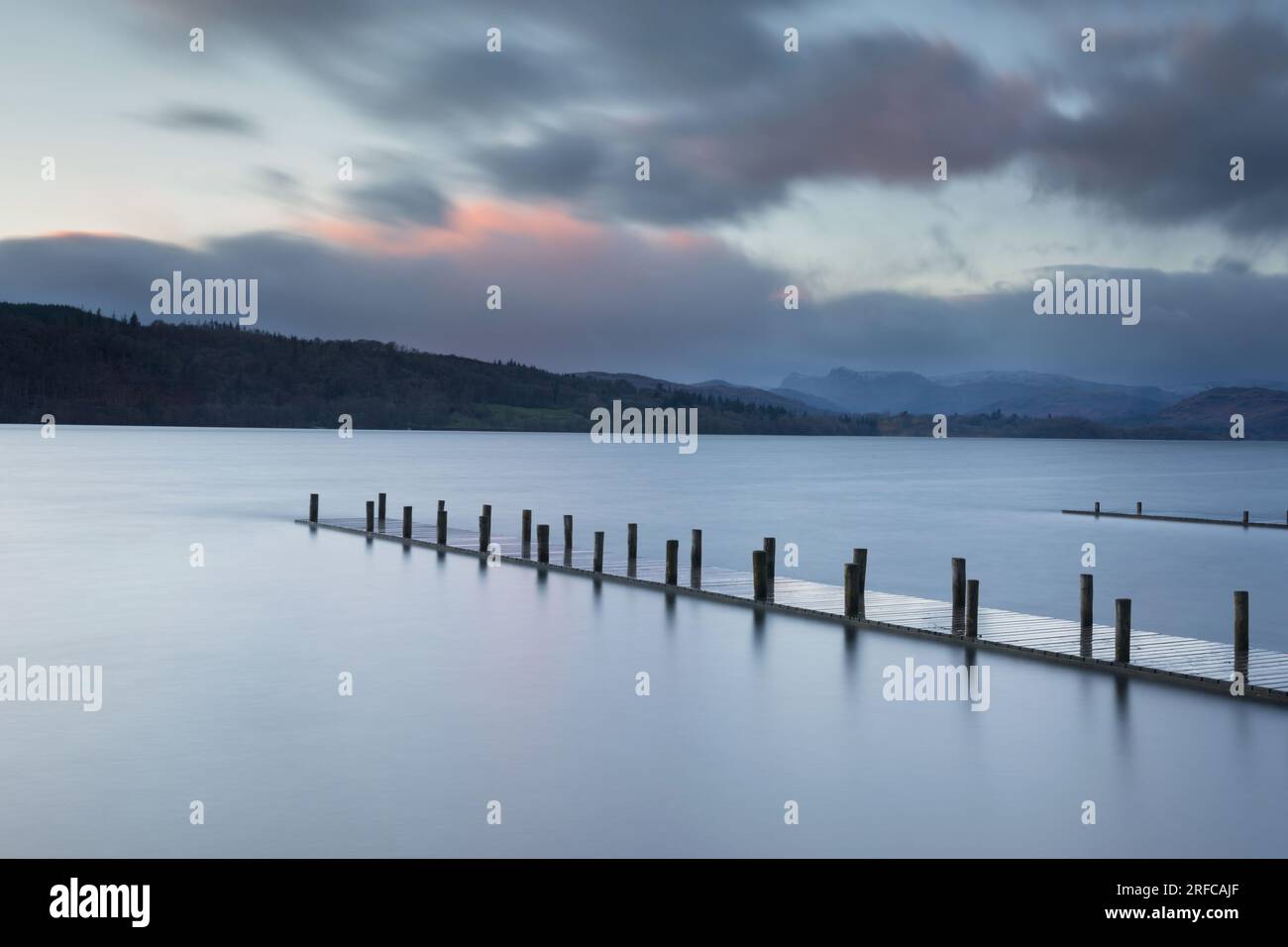 Jetée en bois à Millerground Lake Windermere, Cumbria, Royaume-Uni Banque D'Images