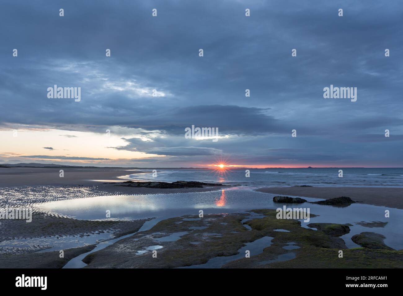 Budle Bay, coucher de soleil, Northumberland Banque D'Images