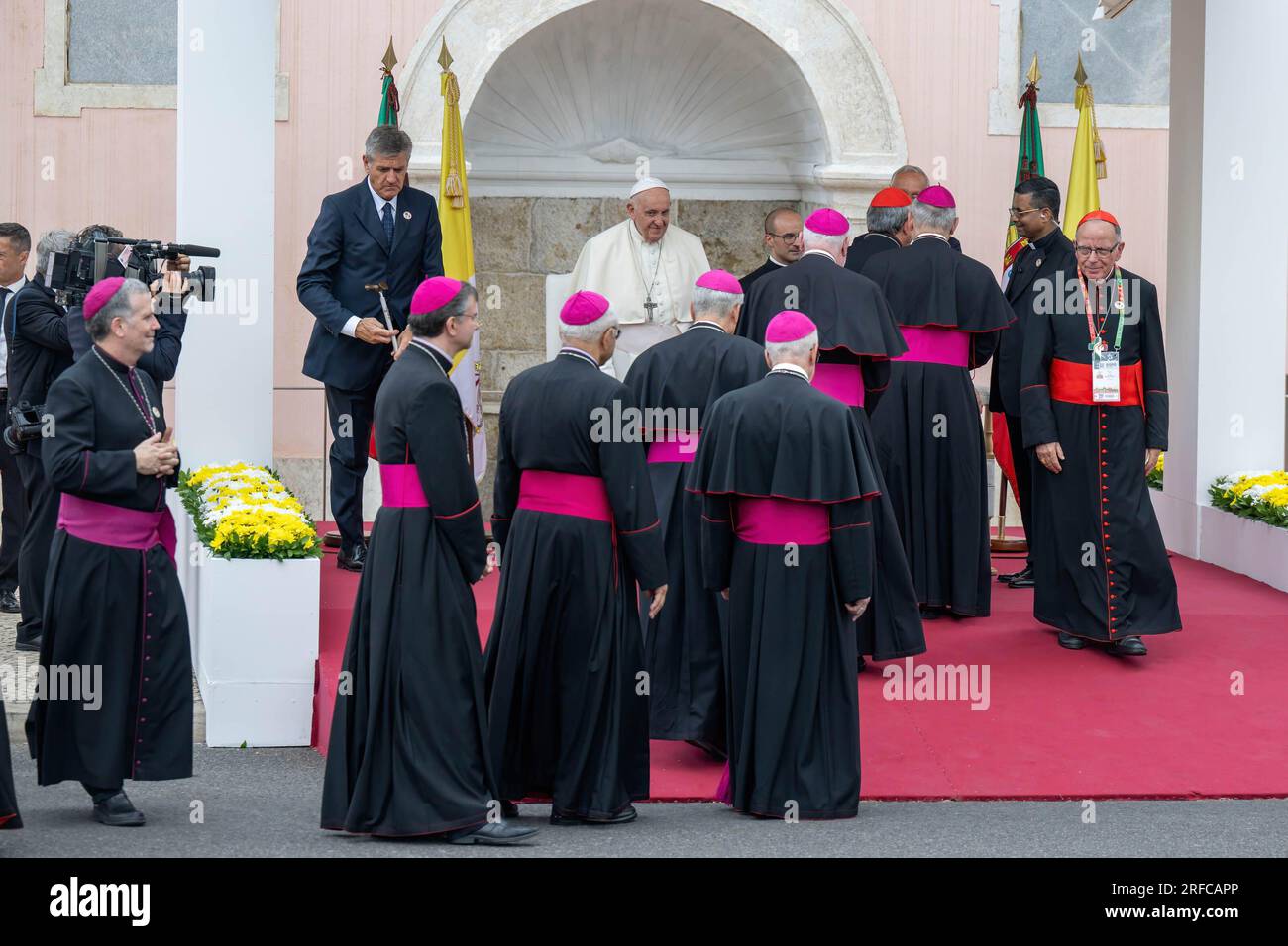 Lisbonne, Portugal. 02 août 2023. Le pape François Ier et le président portugais Marcelo Revelo de Souza saluent les autorités ecclésiastiques lors des actes protocolaires pour la visite officielle au palais du gouvernement de Belem. Dans le cadre de sa participation aux Journées mondiales de la Jeunesse, le souverain pontife commence sa visite au Portugal. (Photo Jorge Castellanos/SOPA Images/Sipa USA) crédit : SIPA USA/Alamy Live News Banque D'Images