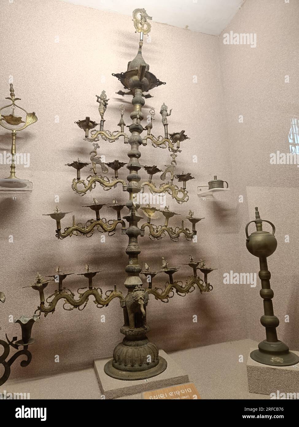 Dhokra Jhada Deepa. De Ganjam. Contemporain. Une lampe en laiton qui est utilisée pour aarti (un élément cérémoniel de l'adoration des dieux hindous). Banque D'Images Dhokra Jhada Deepa. De Ganjam. Contemporain. Une lampe en laiton qui est utilisée pour aarti (un élément cérémoniel de l'adoration des dieux hindous). Banque D'Images