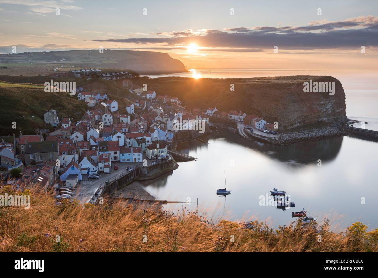 Coucher de soleil sur Staithes Harbour, North Yorkshire Coast Banque D'Images
