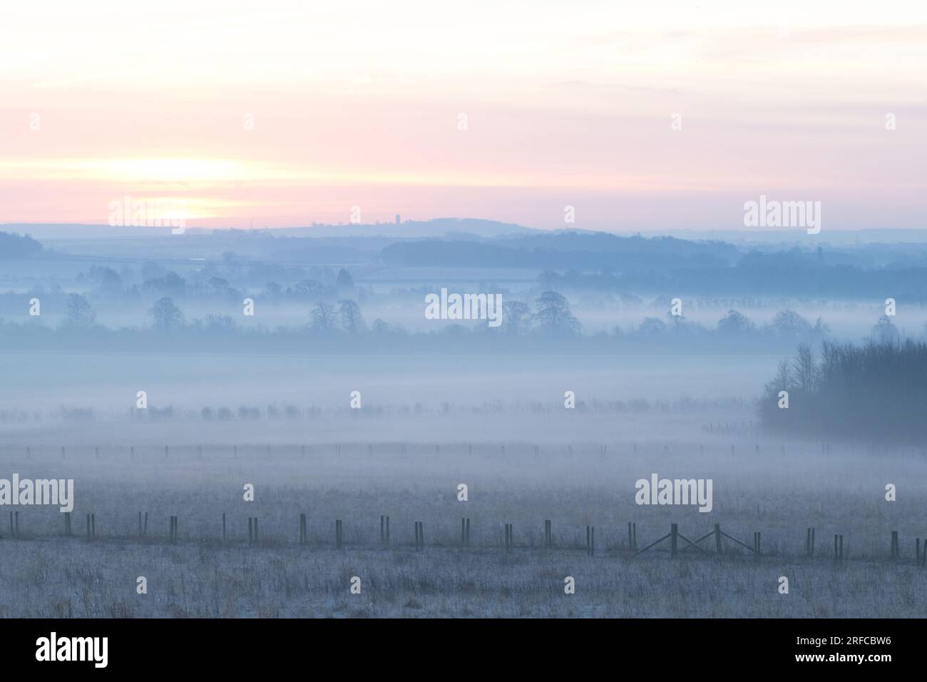 Lever de soleil brumeux regardant des collines de Gog Magog vers Linton, Cambridgeshire Banque D'Images