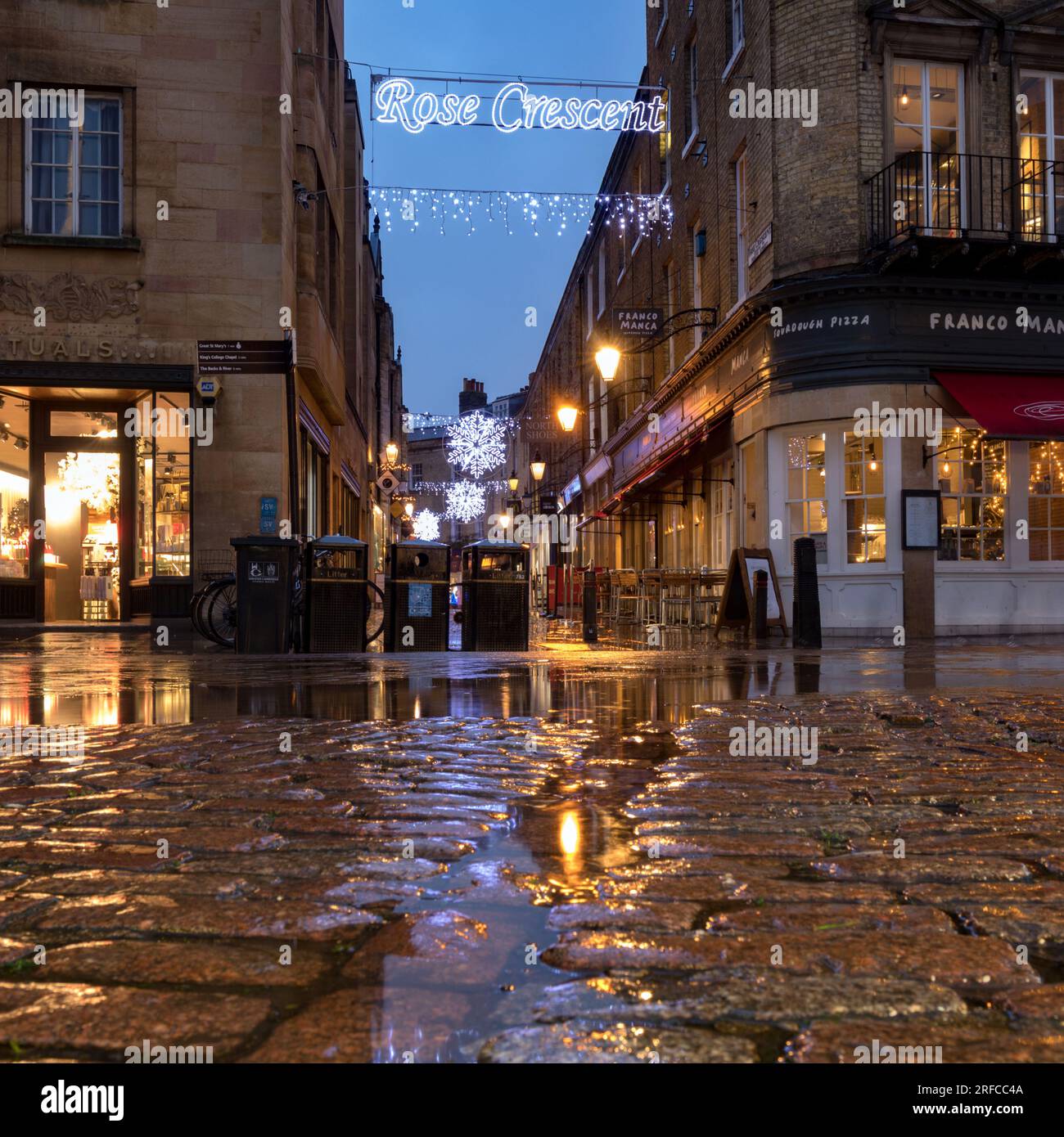 Pavés humides reflétant les lumières de Noël, Market Square regardant vers Rose Crescent, Cambridge City Centre Banque D'Images