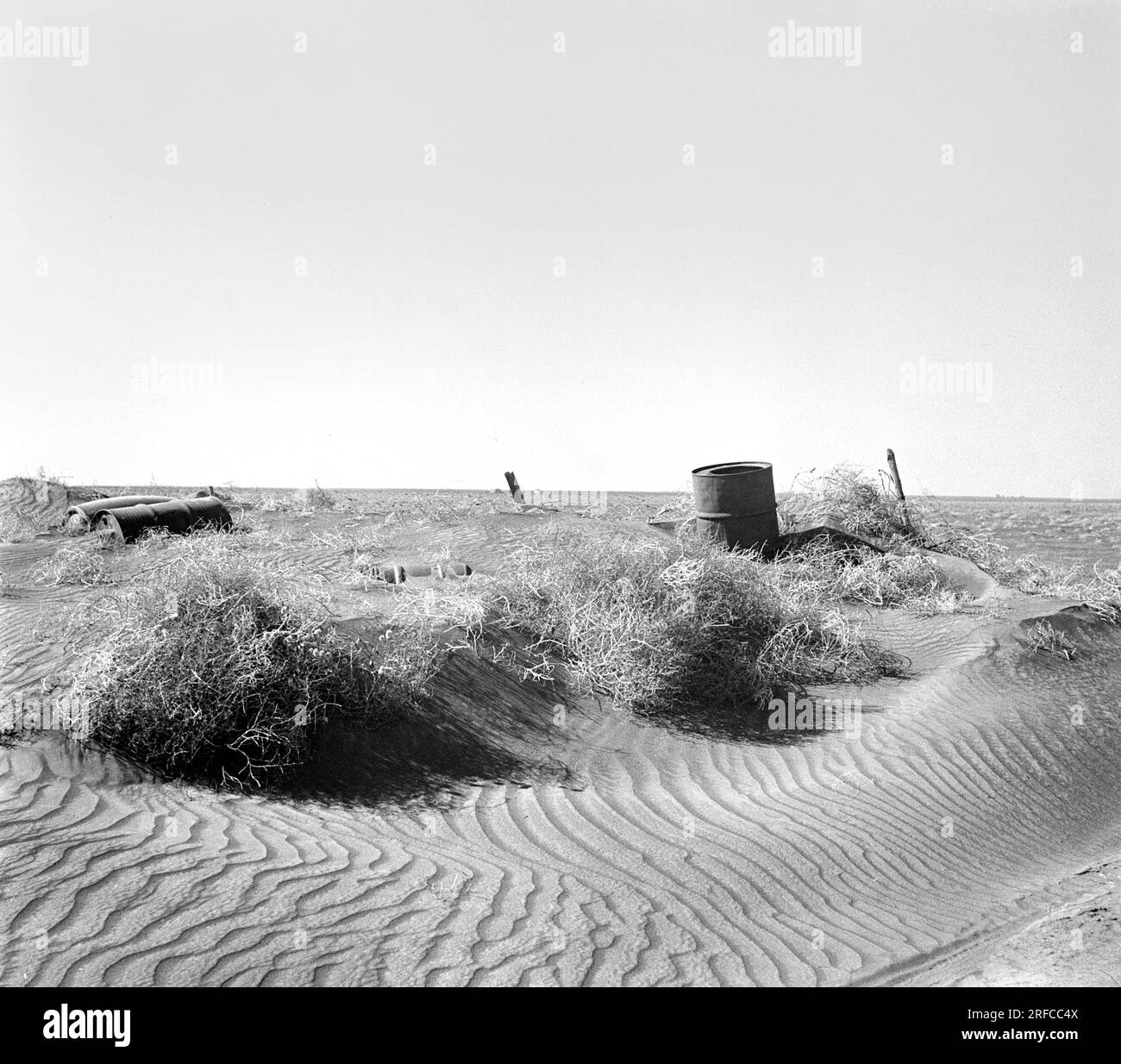 Clôture presque complètement enterrée sous des dérives de terre, près de Liberal, Kansas, USA, Arthur Rothstein, ÉTATS-UNIS Farm Security Administration, mars 1936 Banque D'Images