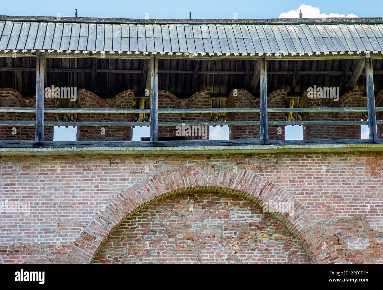 Novgorod Kremlin du 11e siècle, murs 14 cent, mur défensif, remparts de la forteresse (merlon), échappatoires Banque D'Images