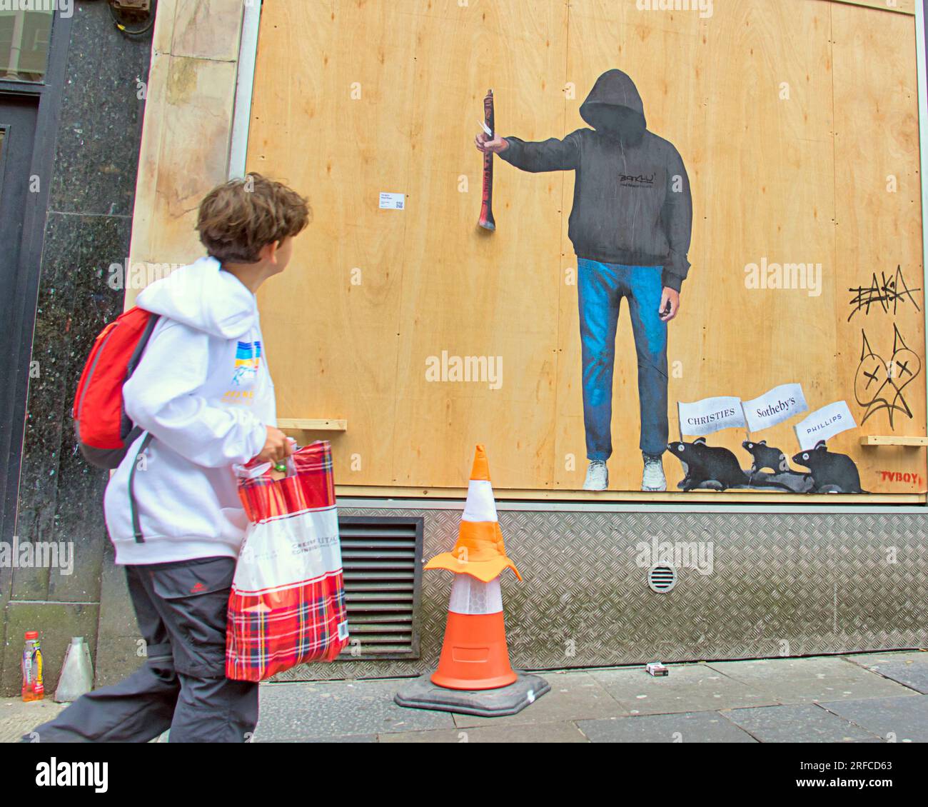 Glasgow, Écosse, Royaume-Uni 2 août 2023 pied Piper de Hamelin par . Espagnol Banksy connu sous le nom de garçon de télévision rôtit héros dans une peinture murale comme le Piper pied mène rats étiqueté d'après les maisons de vente aux enchères qui vendent l'art Banksy Crédit Gerard Ferry/Alamy Live News Banque D'Images
