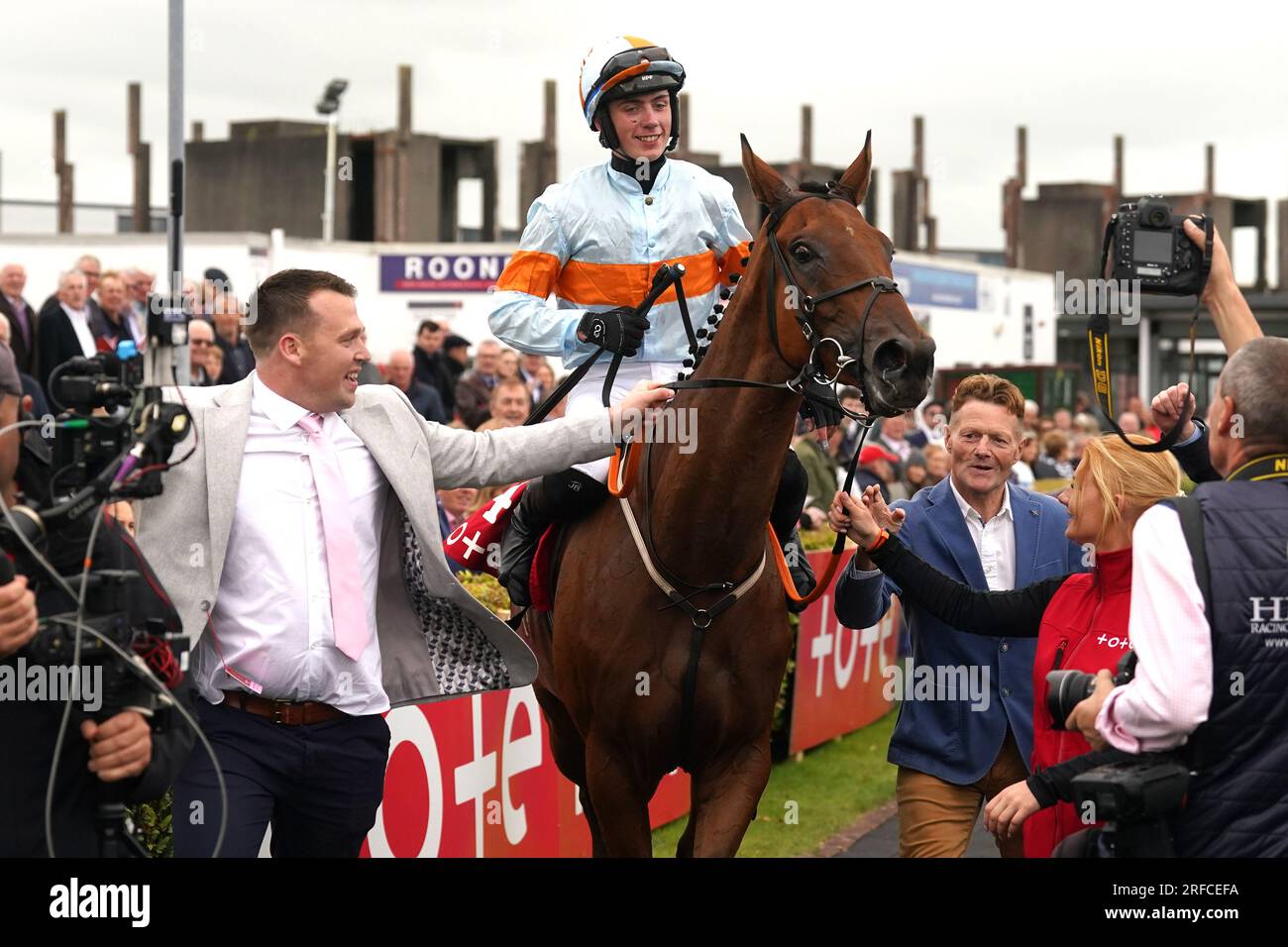 Ash Tree Meadow monté par le jockey Danny Gilligan après avoir remporté la plaque Tote Galway (handicap Chase) pendant la troisième journée du Galway races Summer Festival à l'hippodrome de Galway. Date de la photo : mercredi 2 août 2023. Banque D'Images