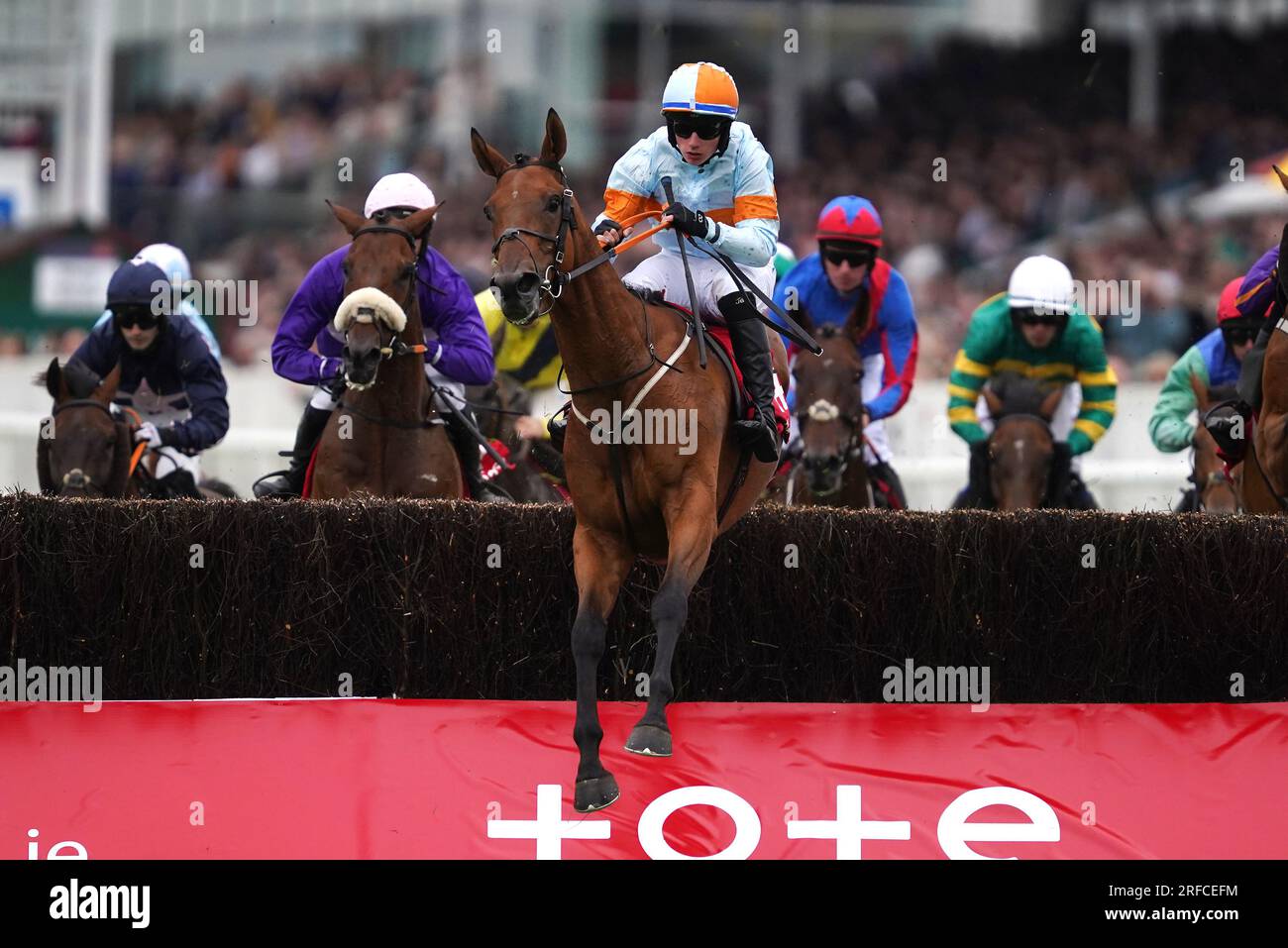 Ash Tree Meadow monté par le jockey Danny Gilligan sur son chemin pour gagner la plaque Tote Galway (handicap Chase) pendant la troisième journée du Galway races Summer Festival à l'hippodrome de Galway. Date de la photo : mercredi 2 août 2023. Banque D'Images