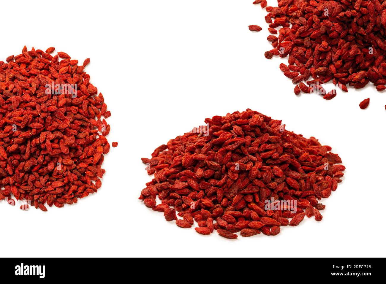 Groupe de baies rouges goji isolé sur fond blanc. Banque D'Images