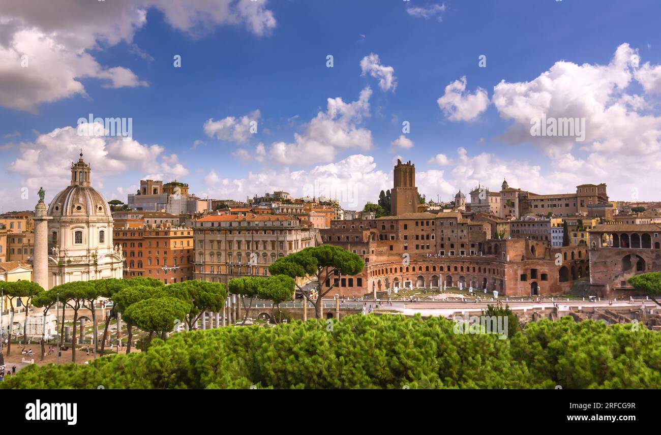 Vue de la colonne de Trajan et du marché de Trajan, Rome, Italie Banque D'Images