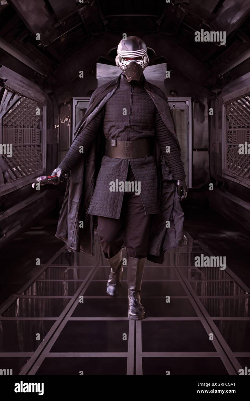 HARROGATE, ROYAUME-UNI - 3 JUIN 2023. Un portrait d'un cosplayer habillé comme le Sith Lord Kylo Ren de Star Wars à un COIC UK con Banque D'Images