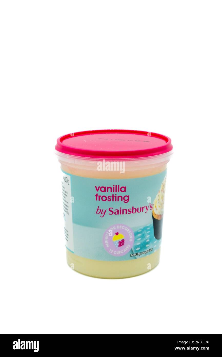 Irvine, Écosse, Royaume-Uni-06 mai 2023 : glaçage à la vanille de marque Sainsbury’s dans un récipient en plastique recyclable et un couvercle affichant des graphiques et des icônes Banque D'Images