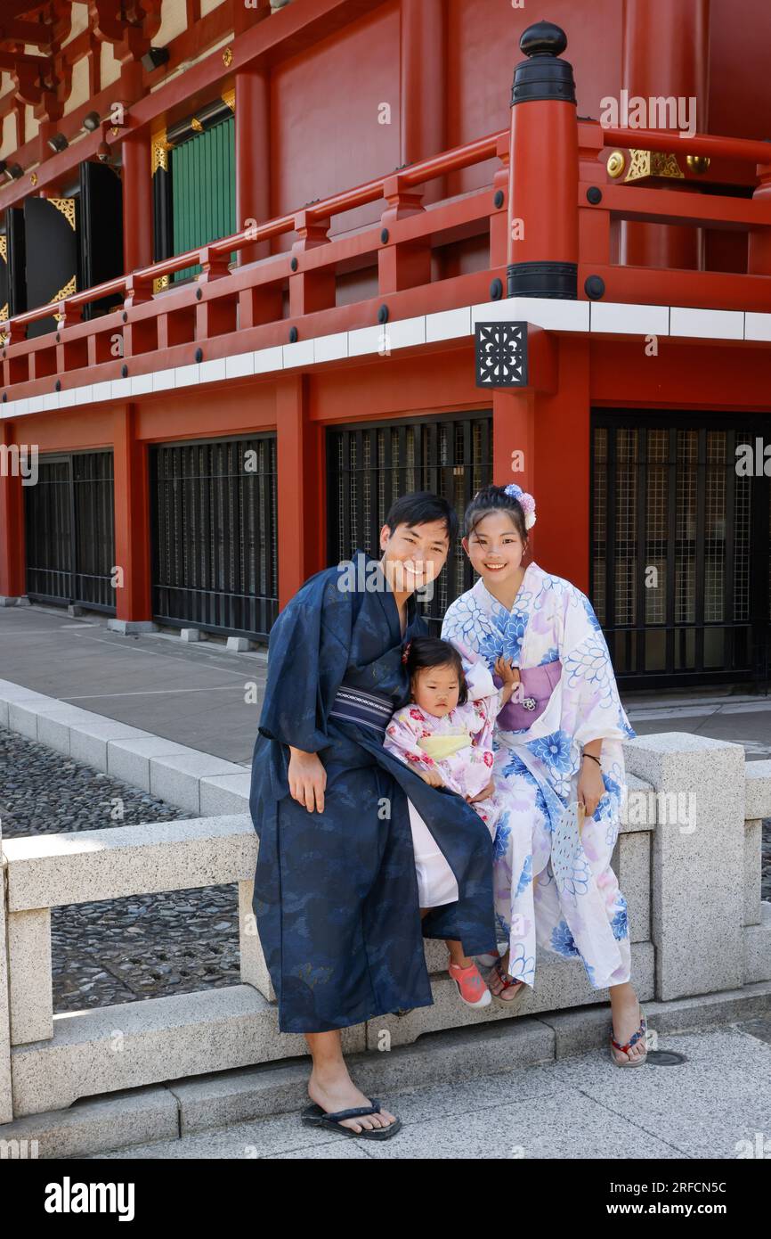 DES JAPONAISES AVEC DES KIMONOS AU TEMPLE SENSO-JI Banque D'Images