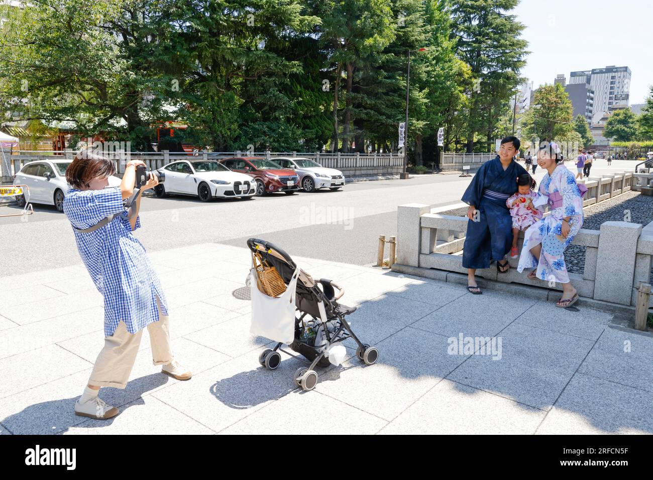 DES JAPONAISES AVEC DES KIMONOS AU TEMPLE SENSO-JI Banque D'Images