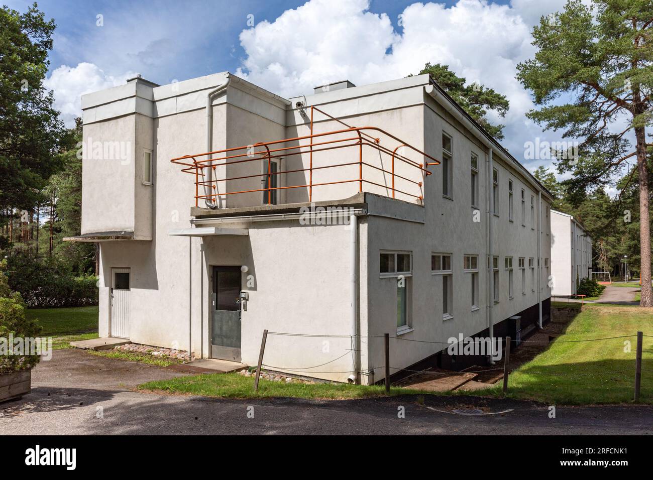 Architecture fonctionnaliste. Bâtiment résidentiel pour le logement du personnel au Sanatorium de Paimio, conçu par Aino et Alvar Aalto, à Paimio, Finlande. Banque D'Images