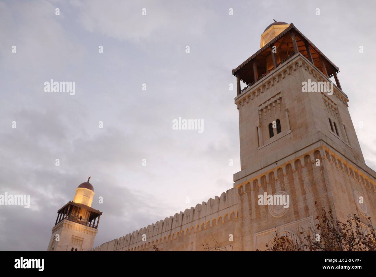 Deux minarets d'une belle mosquée islamique (Amman, Jordanie) Mosquée du Roi Hussein Bin Talal Banque D'Images