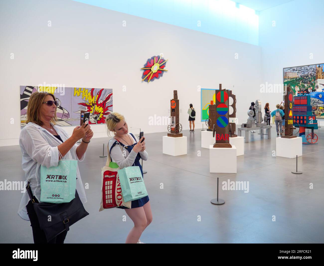 Les gens de la galerie d'art moderne Tate prenant des photos des peintures avec leurs téléphones portables, Londres, Royaume-Uni Banque D'Images