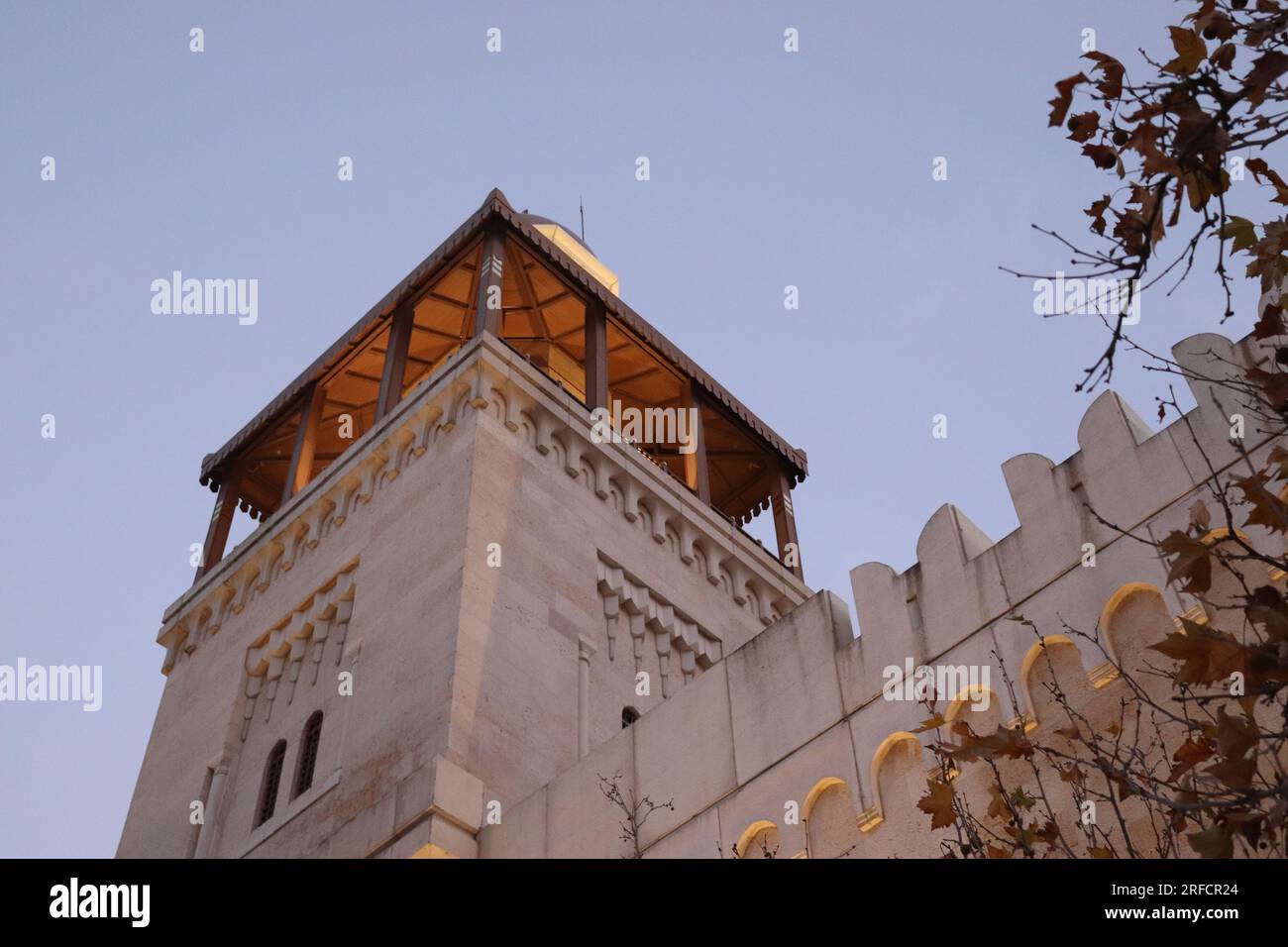 Amman, Jordanie : le plus beau minirat d'une mosquée (Mosquée du Roi Hussein Bin Talal) en automne Banque D'Images