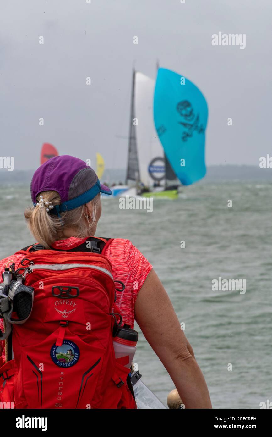 cowes week, île de wight, royaume-uni. spectateur féminin à la régate de yachting de cowes week. régate de voile de semaine cowes, île de wight , royaume-uni Banque D'Images