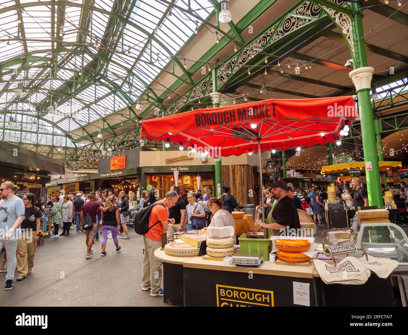 Stalle de fromage au Borough Market, Londres, Angleterre, Royaume-Uni Banque D'Images