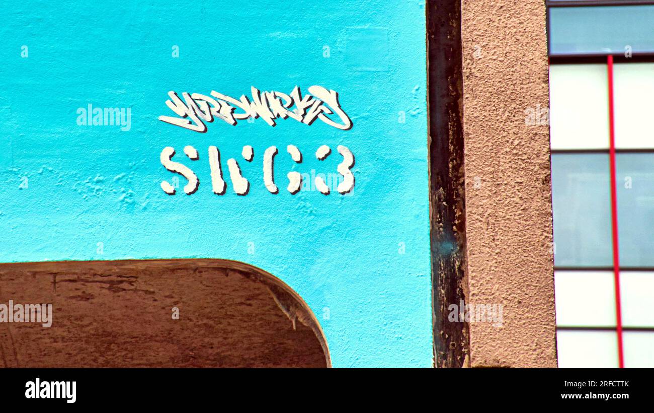 Glasgow, Écosse, Royaume-Uni 31 juillet 2023. Peinture murale de rue du parking brutaliste UCI par des artistes locaux swg3 à yardworks swg3 pour célébrer les championnats commandés pour fournir un héritage par le conseil. Dernière minute dans les rues de la ville que les travailleurs procèdent à la circulation et les barrières. Crédit Gerard Ferry/Alamy Live News Banque D'Images