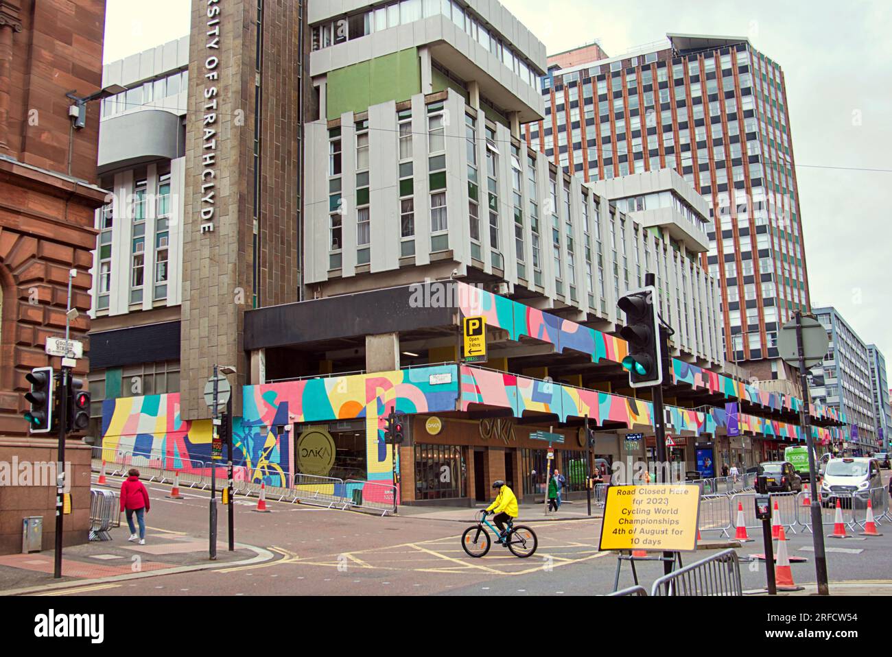 Glasgow, Écosse, Royaume-Uni 31 juillet 2023. Peinture murale de rue du parking brutaliste UCI par des artistes locaux swg3 à yardworks swg3 pour célébrer les championnats commandés pour fournir un héritage par le conseil. Dernière minute dans les rues de la ville que les travailleurs procèdent à la circulation et les barrières. Crédit Gerard Ferry/Alamy Live News Banque D'Images