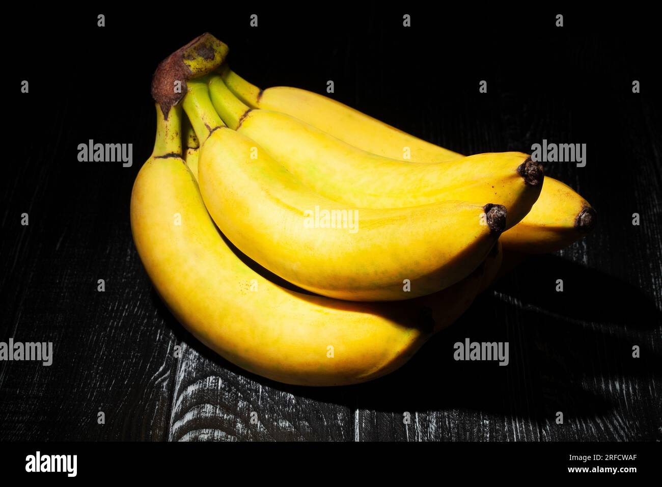 bouquet de bananes sur fond de bois Banque D'Images