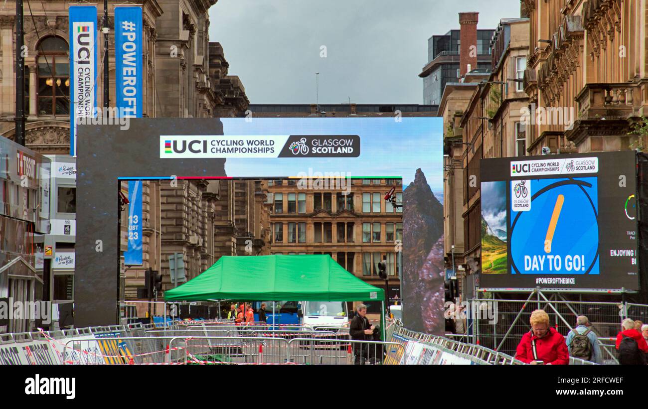 Glasgow, Écosse, Royaume-Uni 31 juillet 2023. Peinture murale de rue du parking brutaliste UCI par des artistes locaux à Yardworks swg3 pour célébrer les championnats commandés pour fournir un héritage par le conseil. Dernière minute dans les rues de la ville que les travailleurs procèdent à la circulation et les barrières. Crédit Gerard Ferry/Alamy Live News Banque D'Images