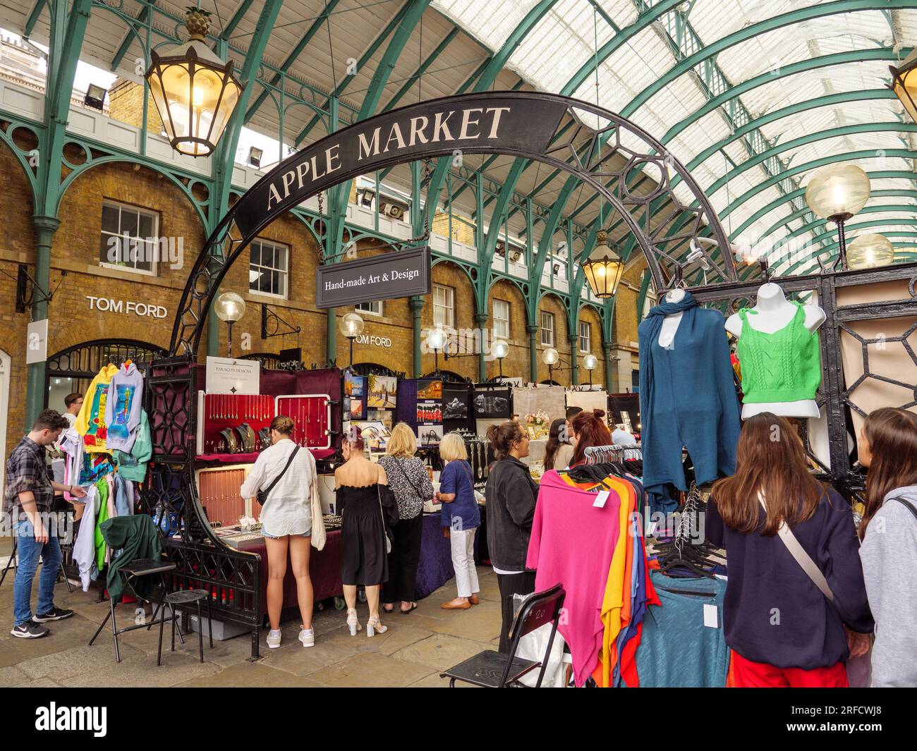 Les gens qui font leurs courses sur les étals du marché Apple Market de Covent Garden, Londres, Royaume-Uni Banque D'Images