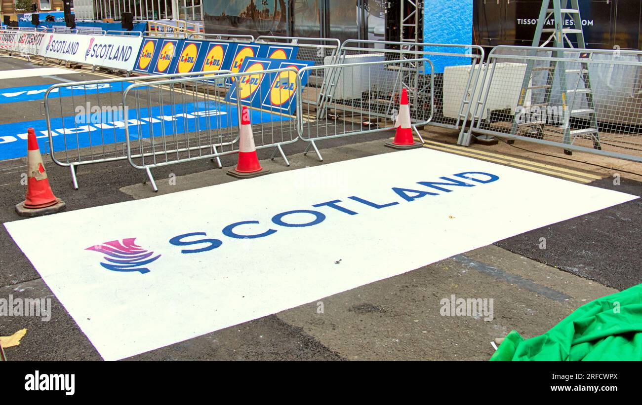 Glasgow, Écosse, Royaume-Uni 31 juillet 2023. Peinture murale de rue du parking brutaliste UCI par des artistes locaux à Yardworks swg3 pour célébrer les championnats commandés pour fournir un héritage par le conseil. Dernière minute dans les rues de la ville que les travailleurs procèdent à la circulation et les barrières. Crédit Gerard Ferry/Alamy Live News Banque D'Images