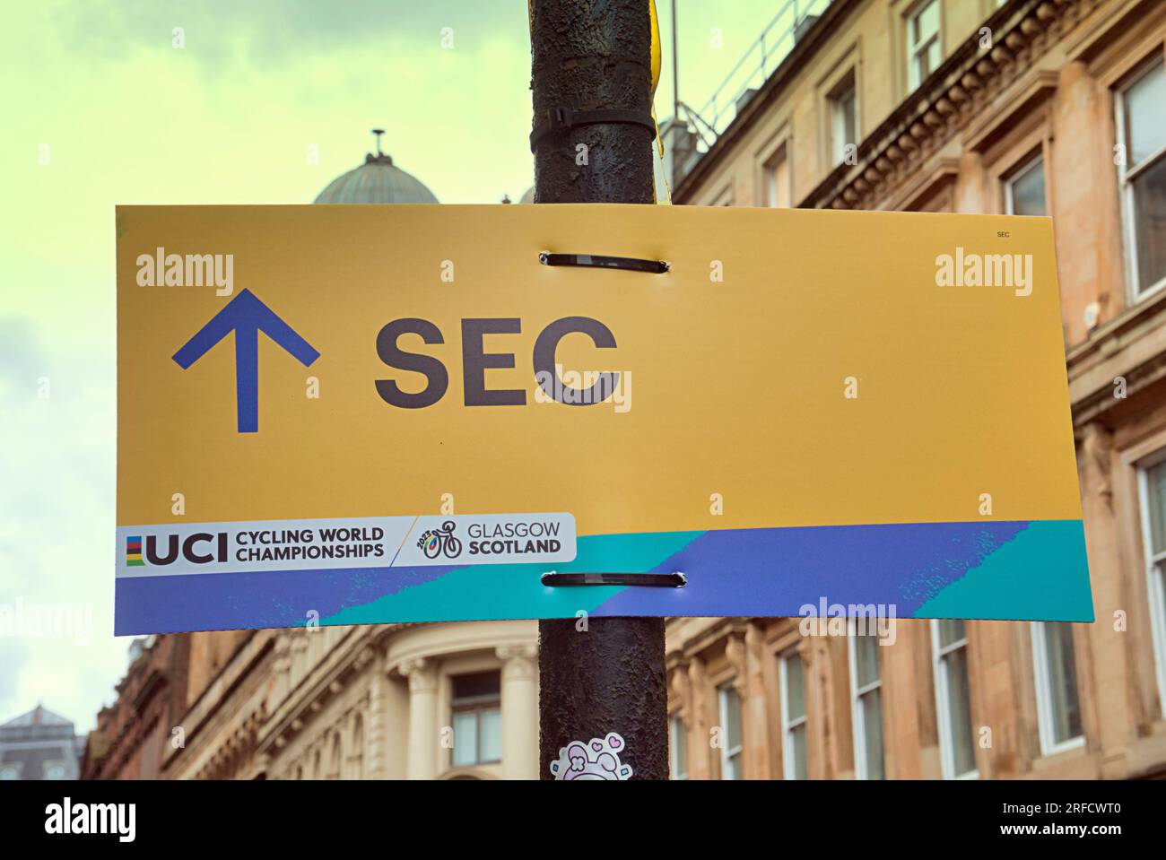 Glasgow, Écosse, Royaume-Uni 31 juillet 2023. Peinture murale de rue du parking brutaliste UCI par des artistes locaux à Yardworks swg3 pour célébrer les championnats commandés pour fournir un héritage par le conseil. Dernière minute dans les rues de la ville que les travailleurs procèdent à la circulation et les barrières. Crédit Gerard Ferry/Alamy Live News Banque D'Images